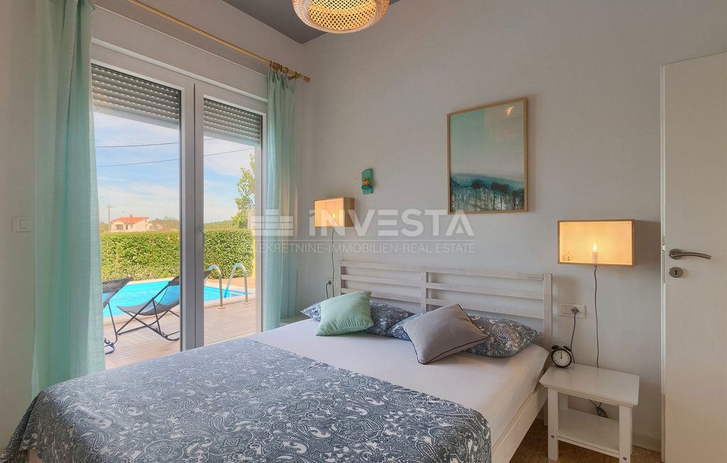 Zona di Parenzo, casa al piano terra con piscina