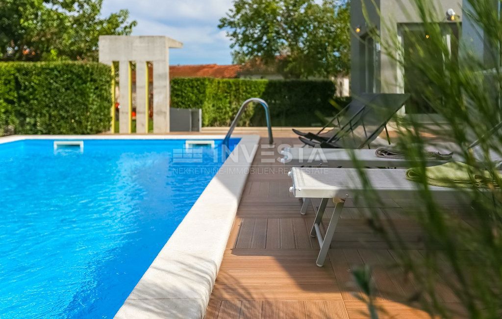 Zona di Parenzo, casa al piano terra con piscina