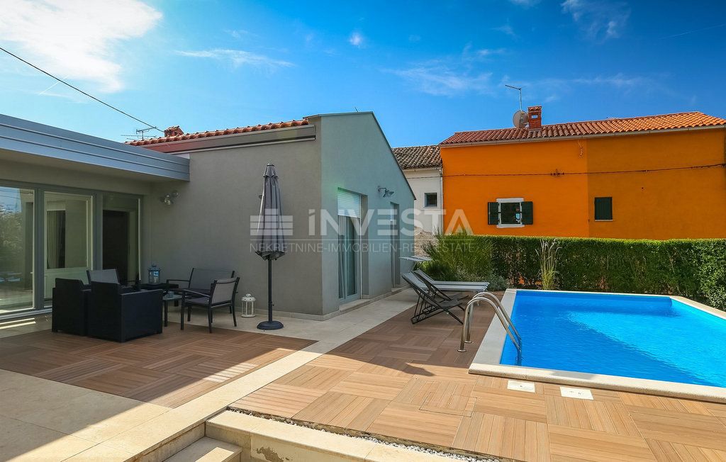 Zona di Parenzo, casa al piano terra con piscina