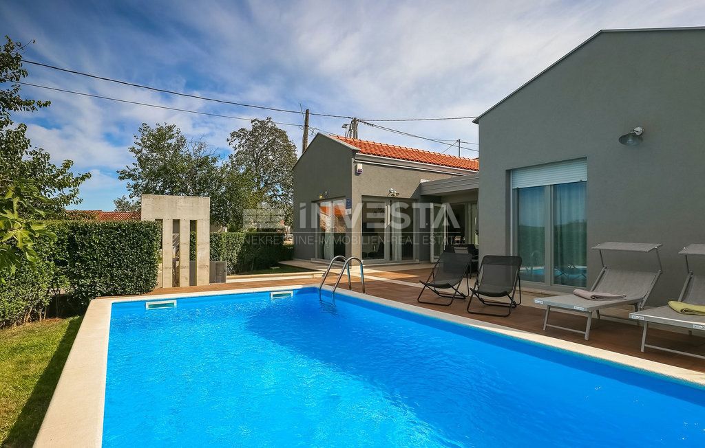 Zona di Parenzo, casa al piano terra con piscina