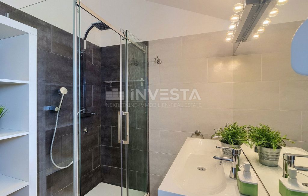 Zona di Parenzo, casa al piano terra con piscina