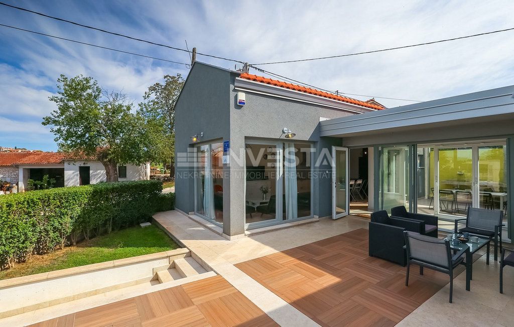 Zona di Parenzo, casa al piano terra con piscina