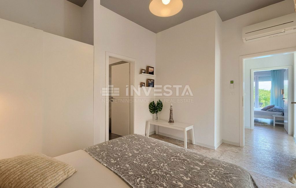 Zona di Parenzo, casa al piano terra con piscina