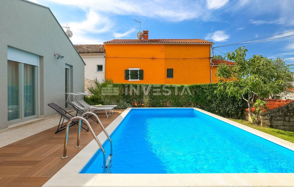 Zona di Parenzo, casa al piano terra con piscina