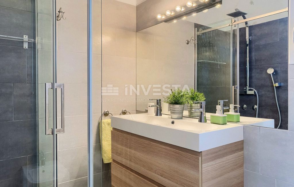 Zona di Parenzo, casa al piano terra con piscina