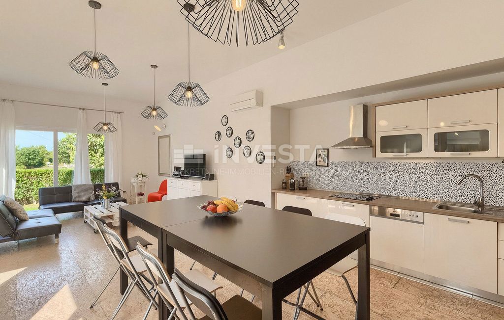 Zona di Parenzo, casa al piano terra con piscina