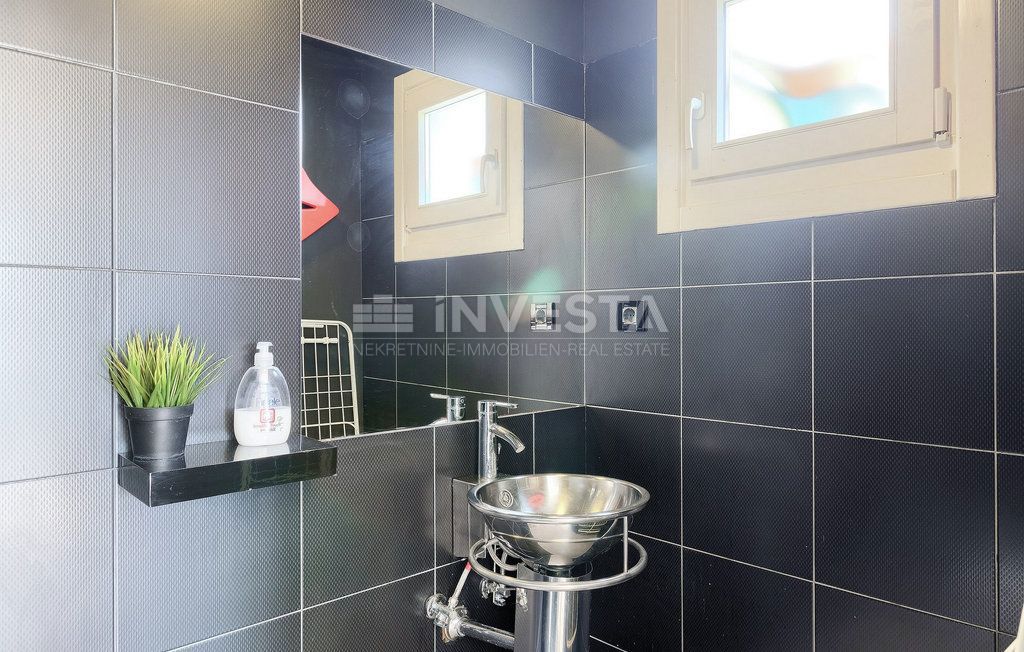 Zona di Parenzo, casa al piano terra con piscina