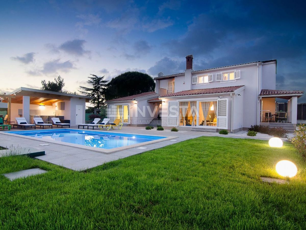 Fažana, splendida villa moderna con un ampio giardino