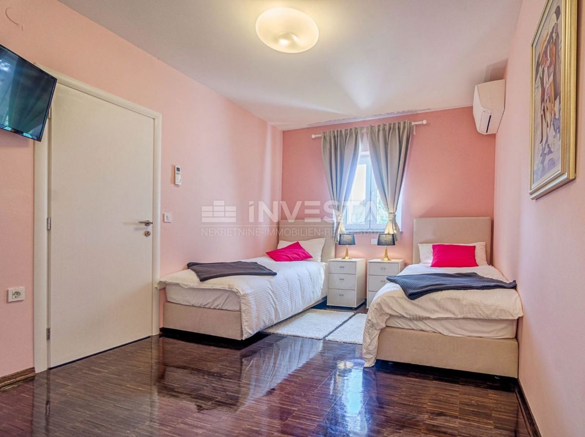 Fažana, splendida villa moderna con un ampio giardino