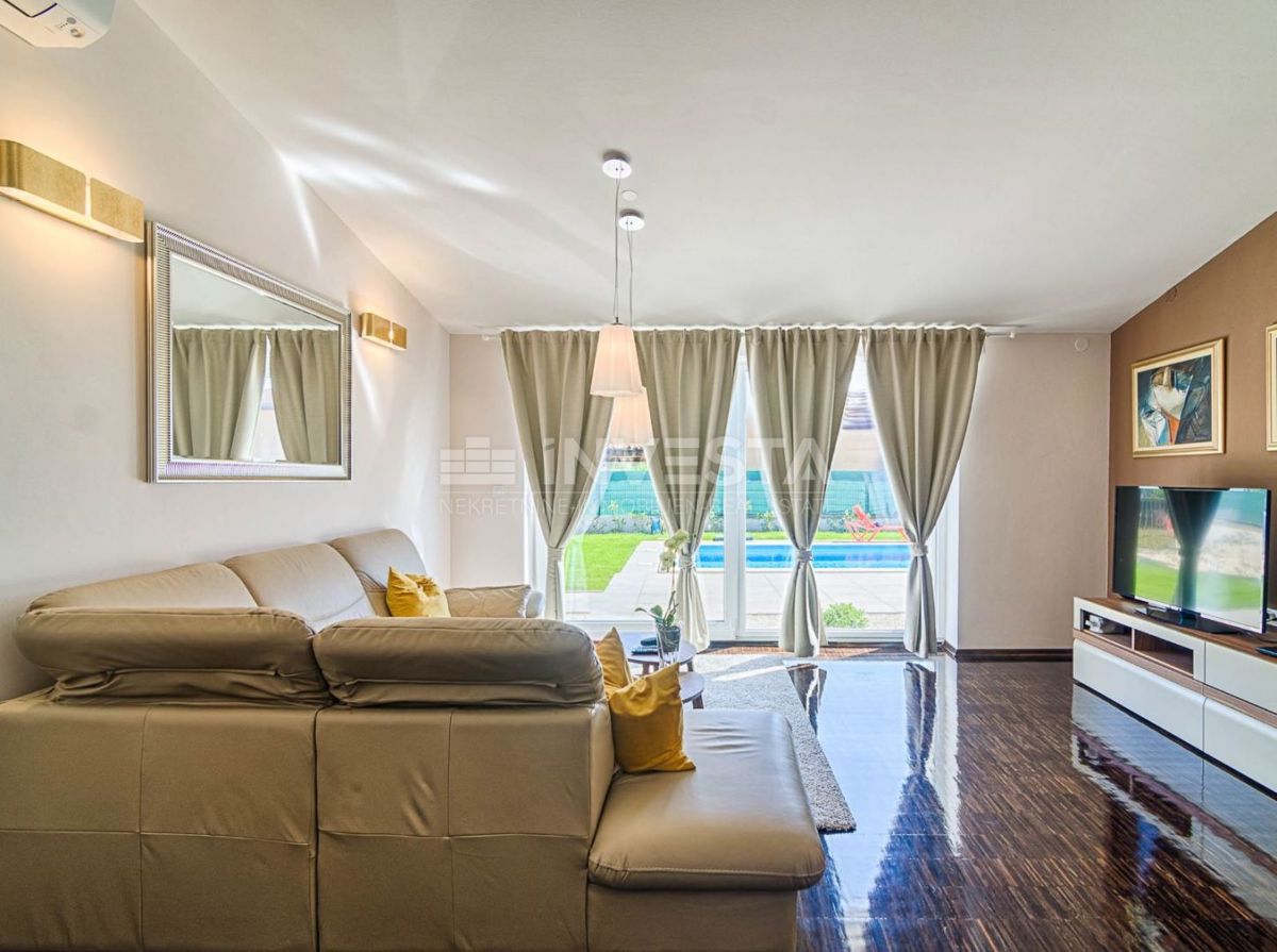 Fažana, splendida villa moderna con un ampio giardino