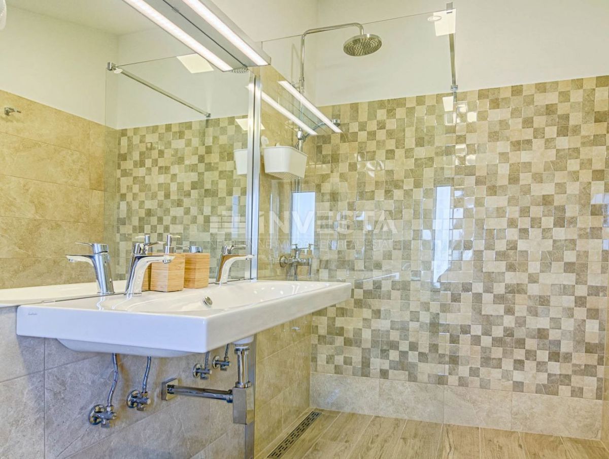 Fažana, splendida villa moderna con un ampio giardino