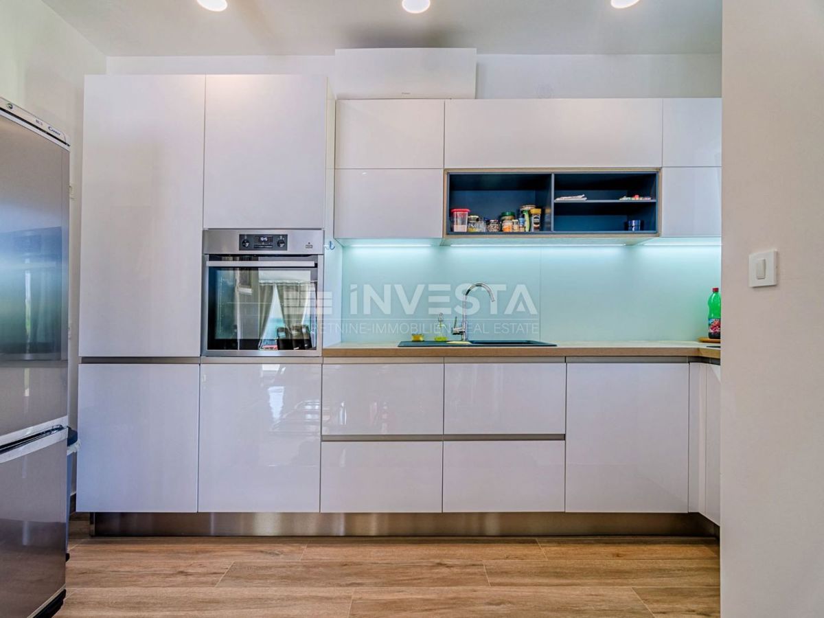 Fažana, splendida villa moderna con un ampio giardino