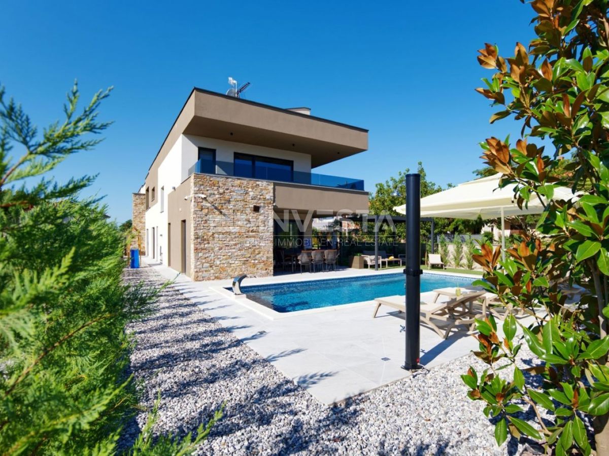 Nuova villa bifamiliare di lusso con piscina riscaldata e centro benessere