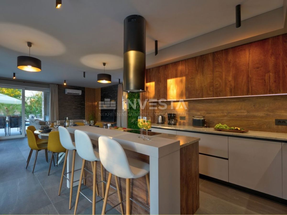 Nuova villa bifamiliare di lusso con piscina riscaldata e centro benessere