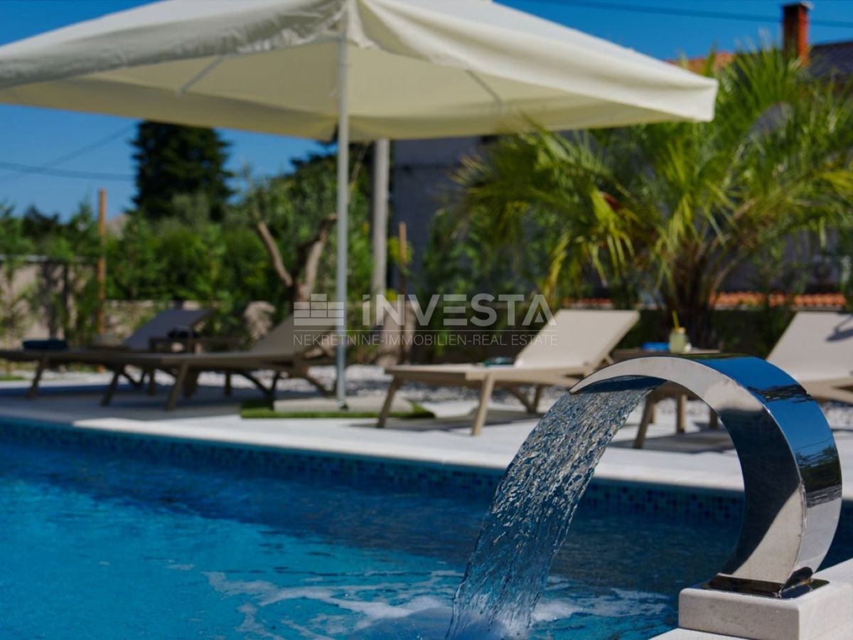 Nuova villa bifamiliare di lusso con piscina riscaldata e centro benessere