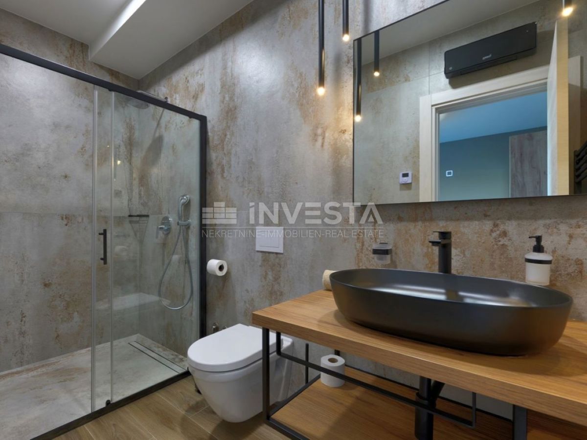 Nuova villa bifamiliare di lusso con piscina riscaldata e centro benessere