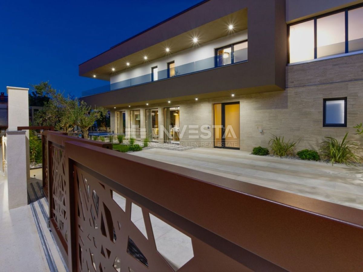 Nuova villa bifamiliare di lusso con piscina riscaldata e centro benessere