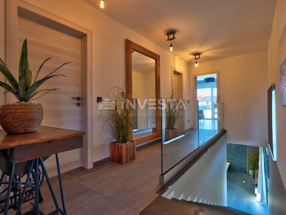 Nuova villa bifamiliare di lusso con piscina riscaldata e centro benessere