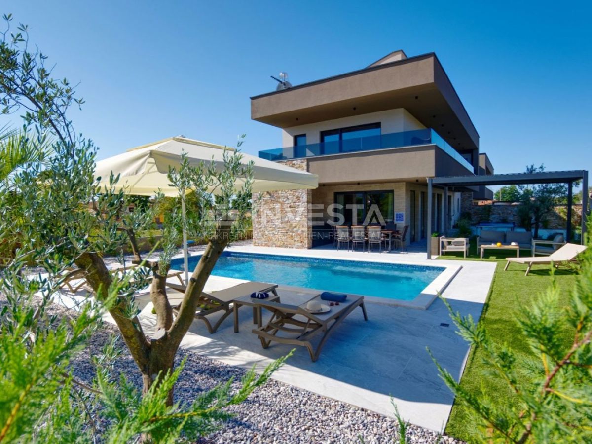 Nuova villa bifamiliare di lusso con piscina riscaldata e centro benessere