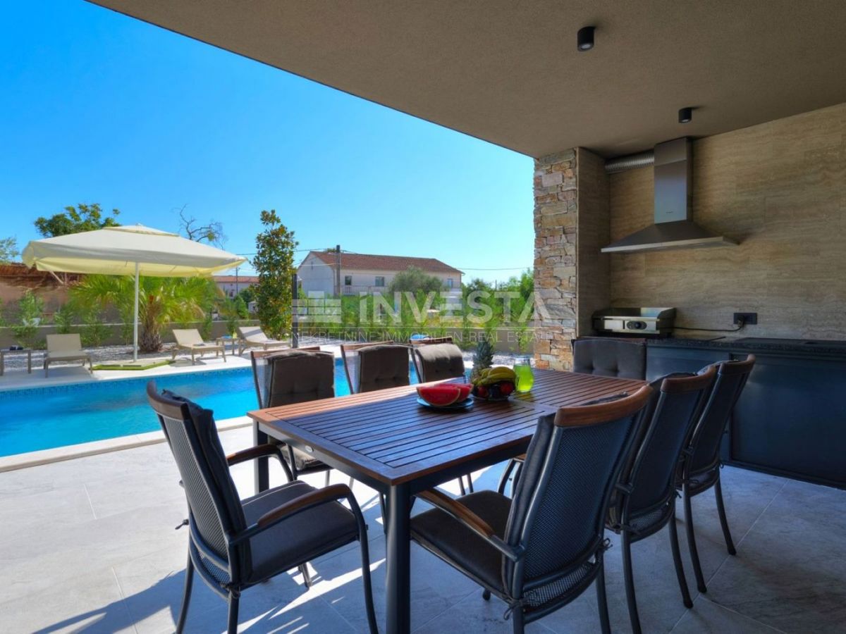 Nuova villa bifamiliare di lusso con piscina riscaldata e centro benessere