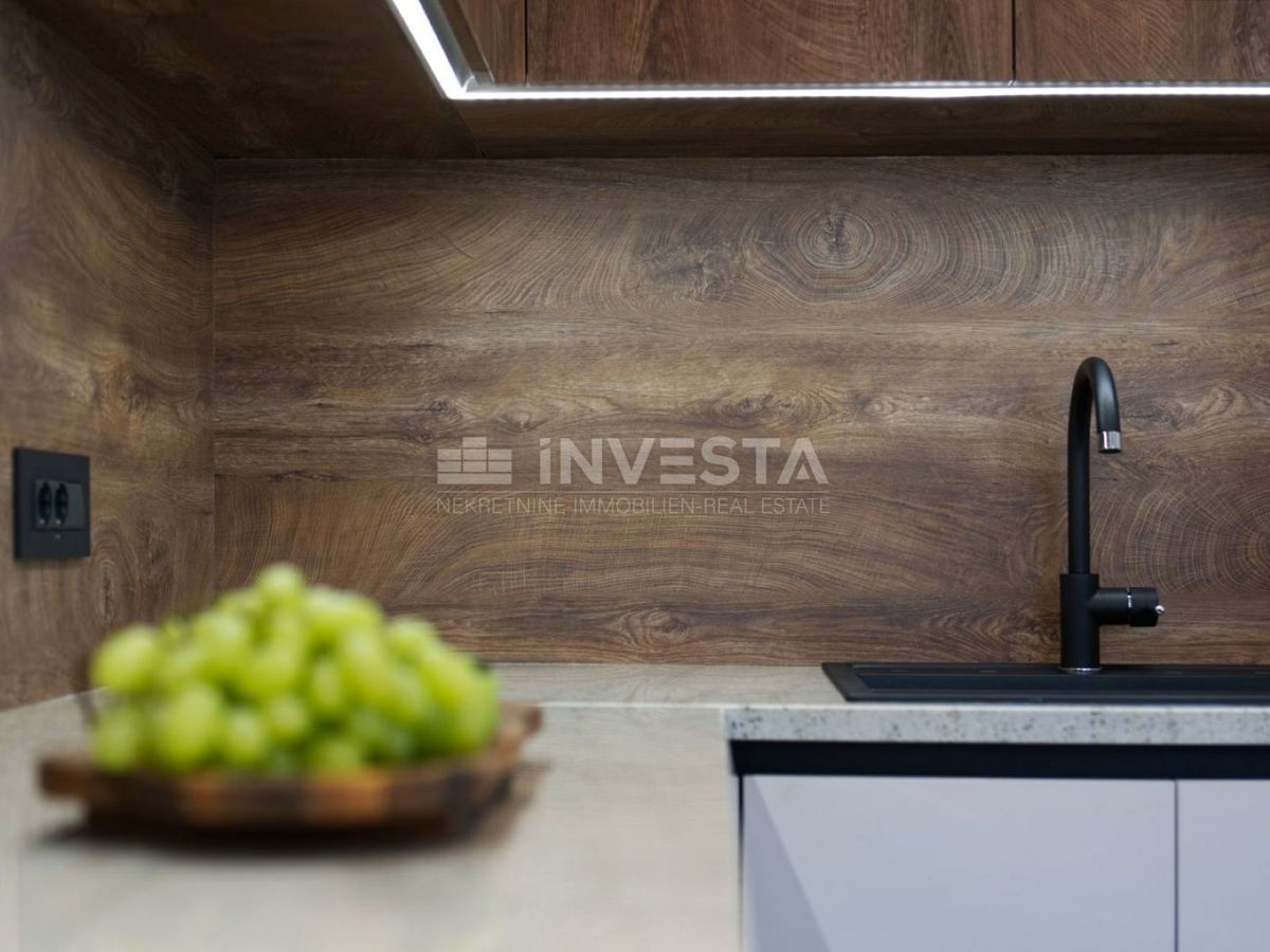 Nuova villa bifamiliare di lusso con piscina riscaldata e centro benessere