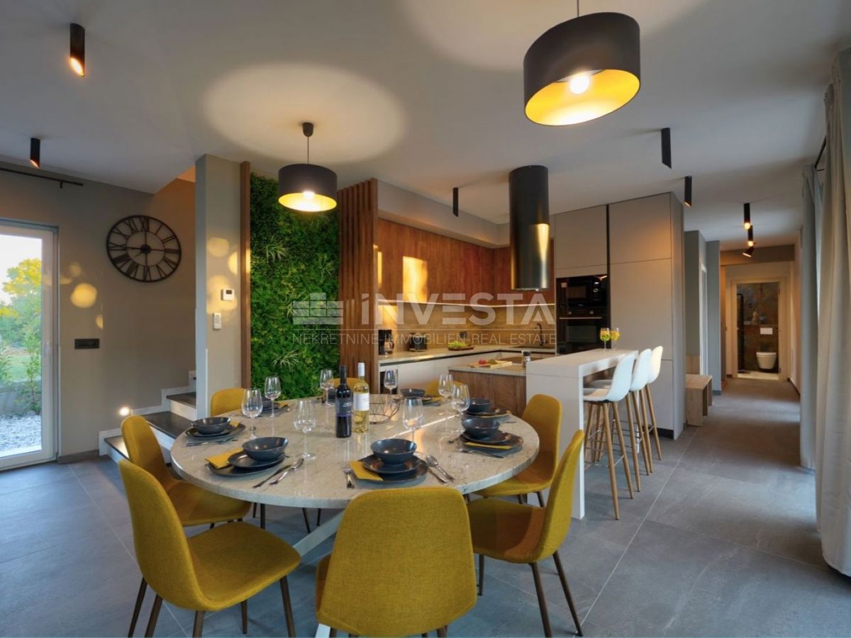 Nuova villa bifamiliare di lusso con piscina riscaldata e centro benessere