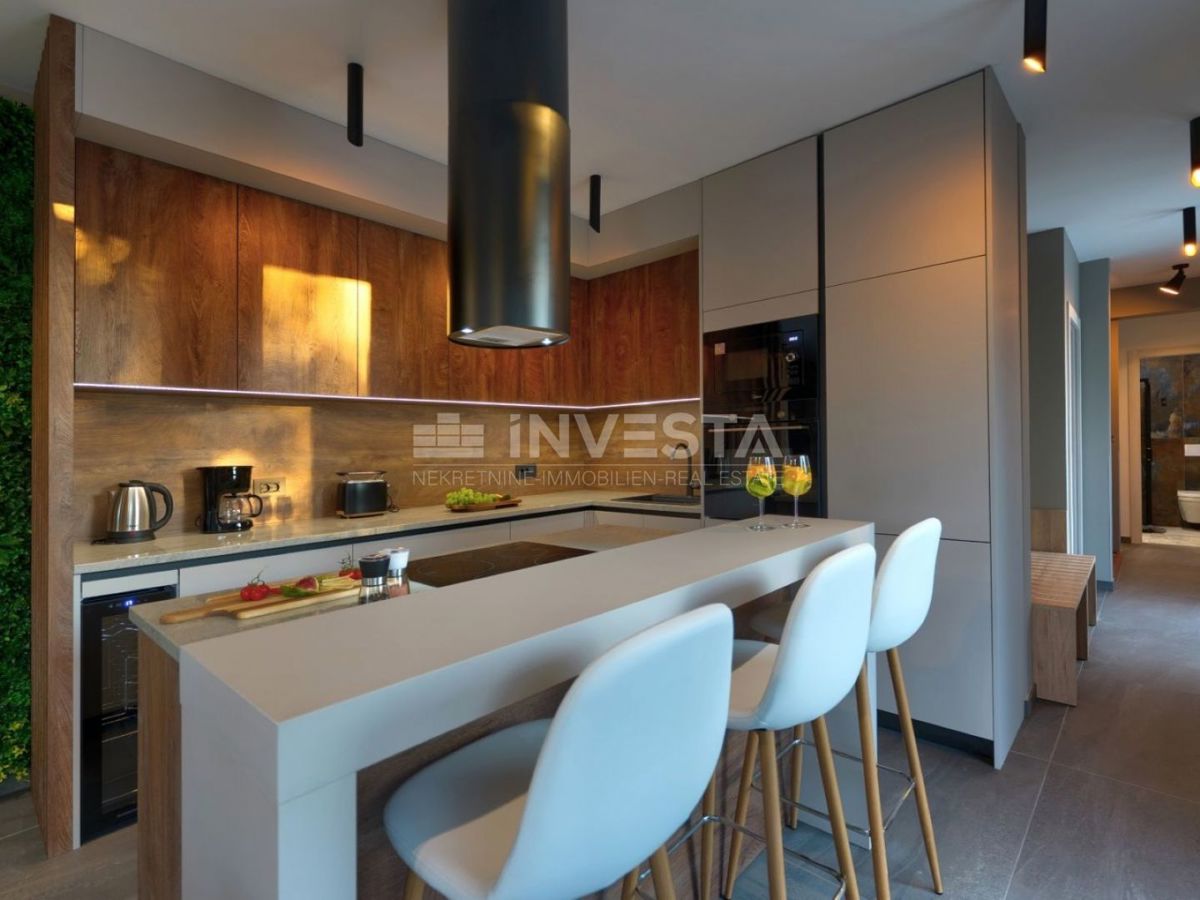 Nuova villa bifamiliare di lusso con piscina riscaldata e centro benessere