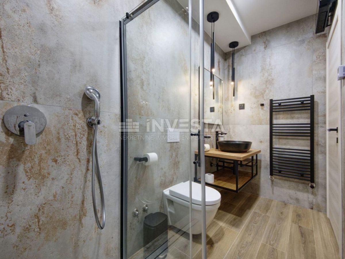 Nuova villa bifamiliare di lusso con piscina riscaldata e centro benessere