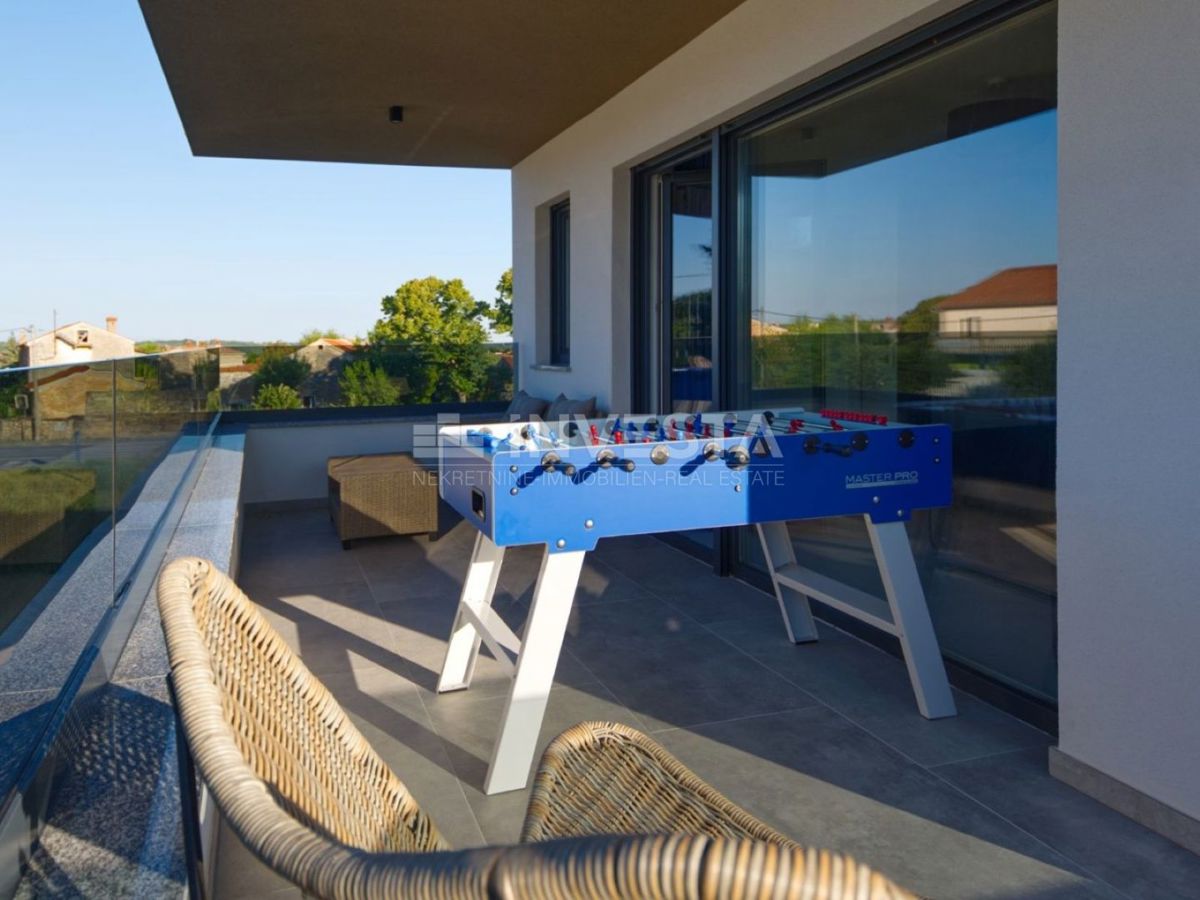 Nuova villa bifamiliare di lusso con piscina riscaldata e centro benessere