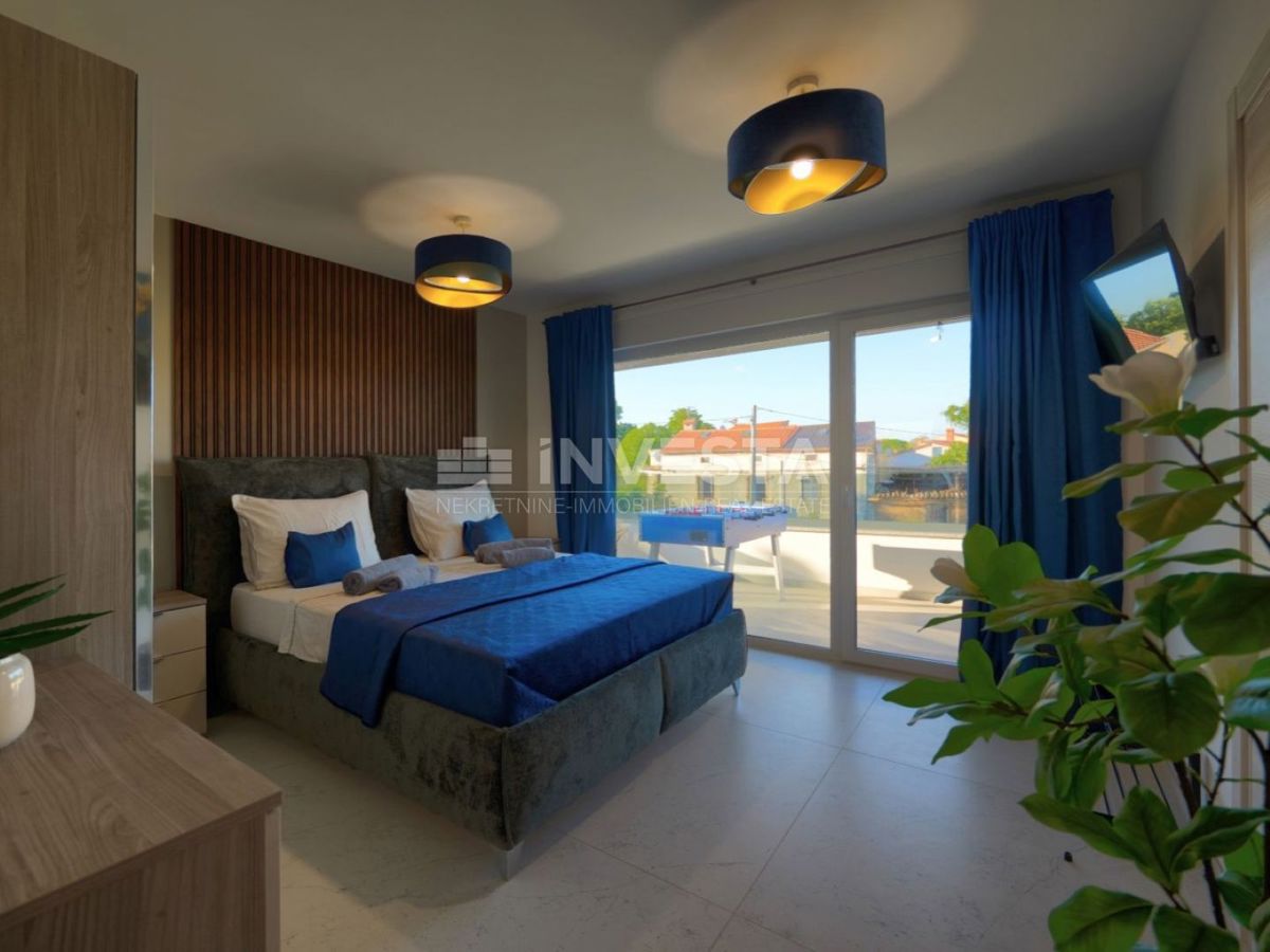 Nuova villa bifamiliare di lusso con piscina riscaldata e centro benessere