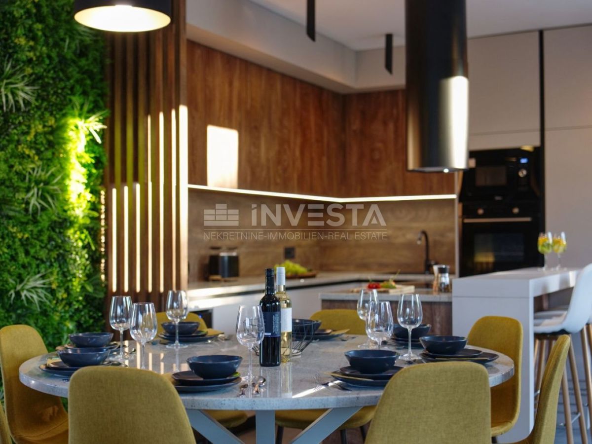 Nuova villa bifamiliare di lusso con piscina riscaldata e centro benessere