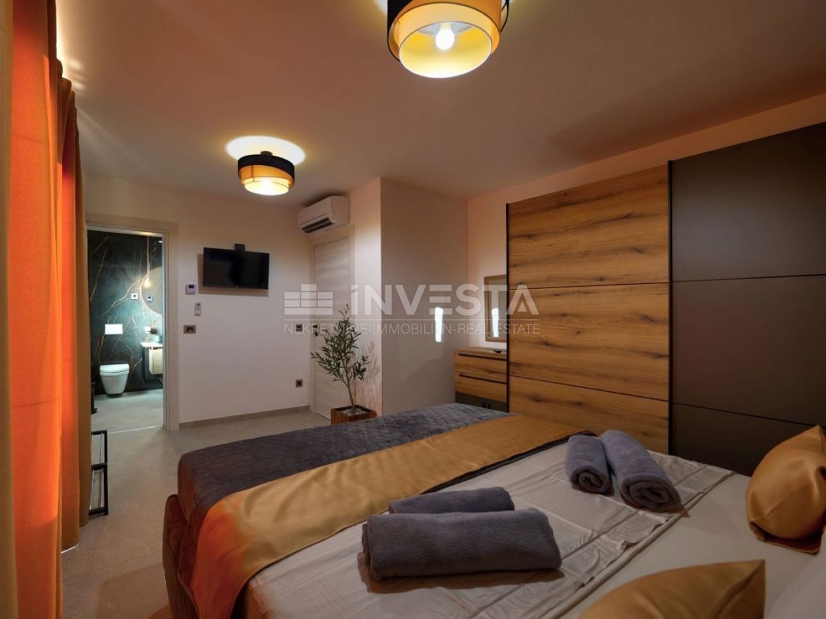 Nuova villa bifamiliare di lusso con piscina riscaldata e centro benessere