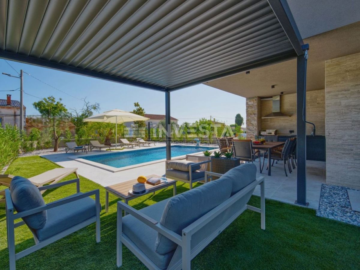 Nuova villa bifamiliare di lusso con piscina riscaldata e centro benessere