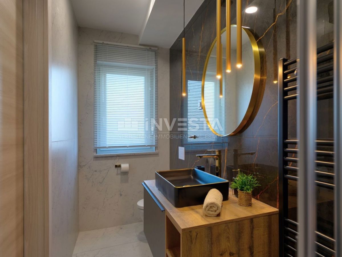 Nuova villa bifamiliare di lusso con piscina riscaldata e centro benessere