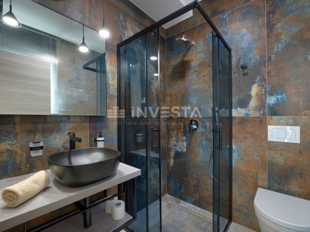 Nuova villa bifamiliare di lusso con piscina riscaldata e centro benessere