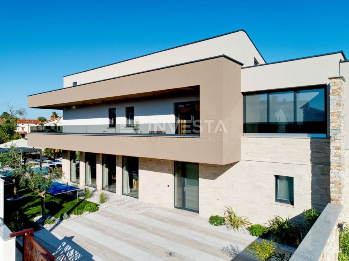 Nuova villa bifamiliare di lusso con piscina riscaldata e centro benessere