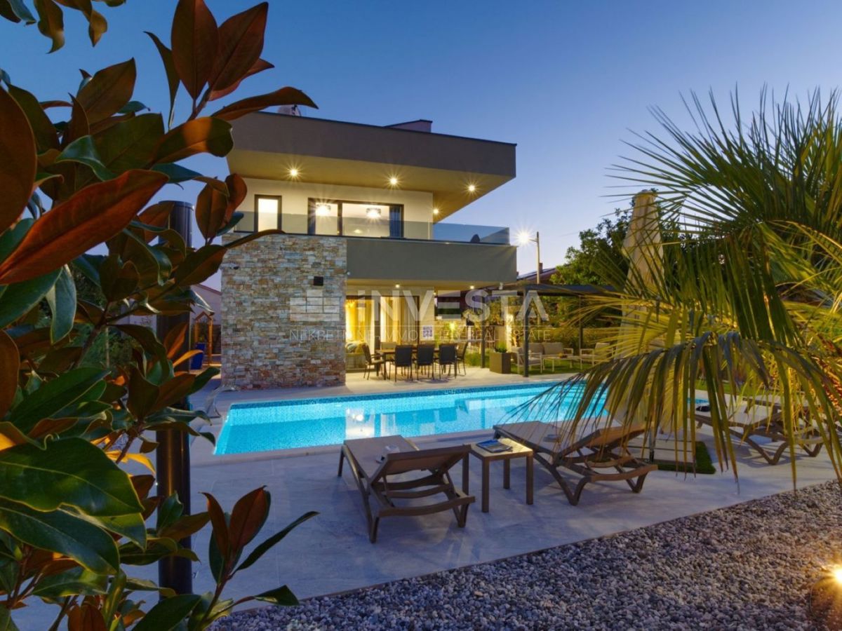 Nuova villa bifamiliare di lusso con piscina riscaldata e centro benessere