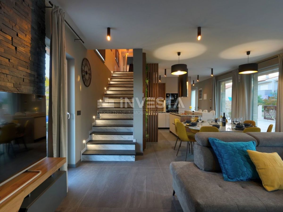 Nuova villa bifamiliare di lusso con piscina riscaldata e centro benessere