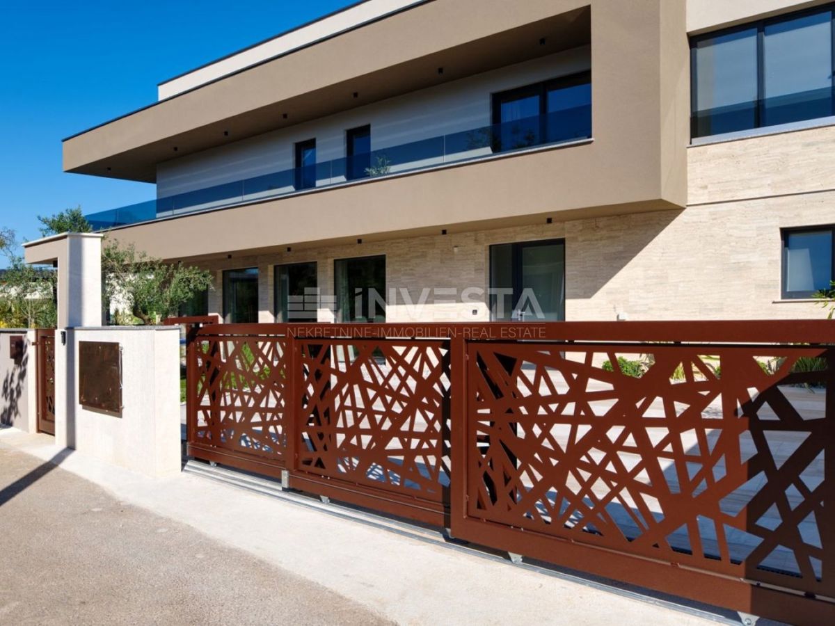 Nuova villa bifamiliare di lusso con piscina riscaldata e centro benessere