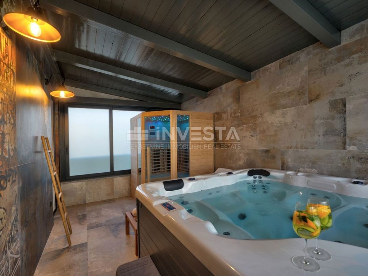 Nuova villa bifamiliare di lusso con piscina riscaldata e centro benessere