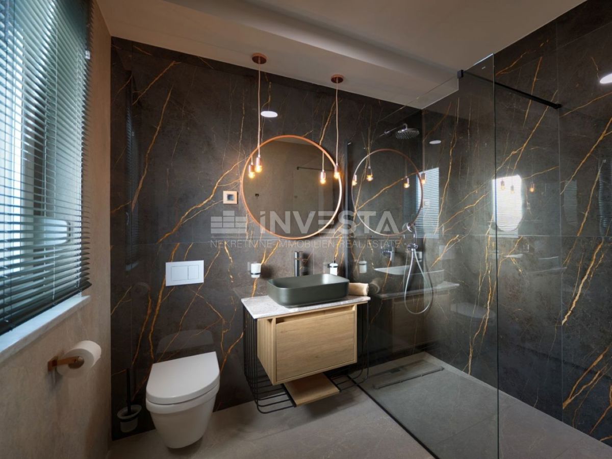 Nuova villa bifamiliare di lusso con piscina riscaldata e centro benessere