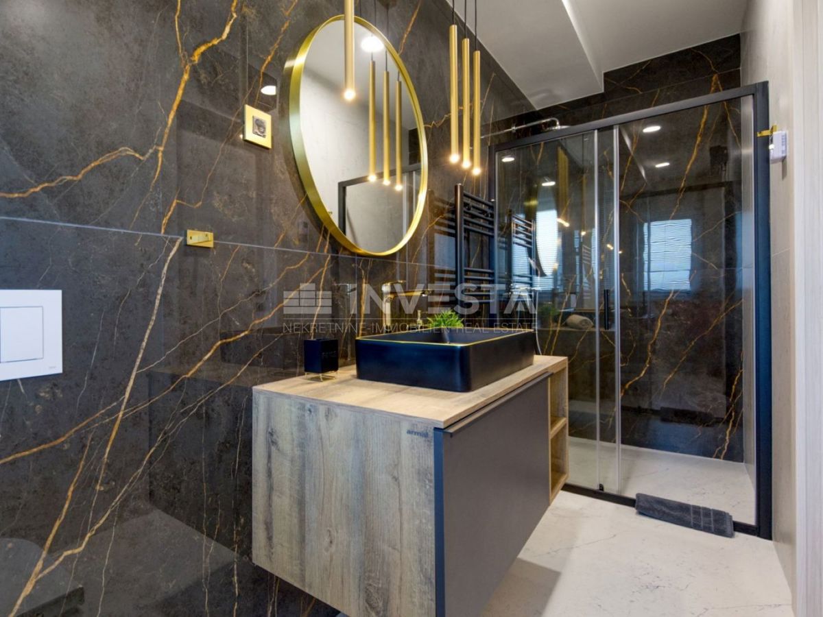 Nuova villa bifamiliare di lusso con piscina riscaldata e centro benessere