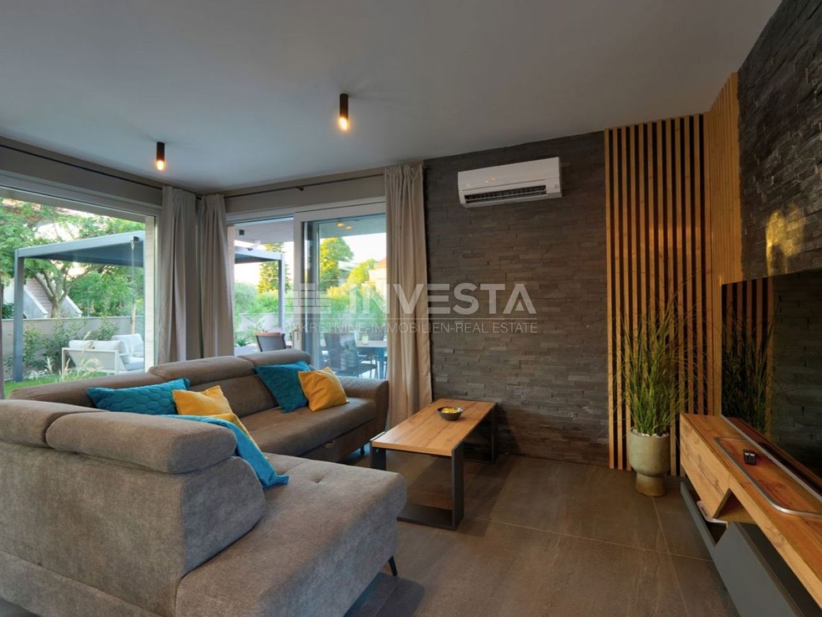 Nuova villa bifamiliare di lusso con piscina riscaldata e centro benessere