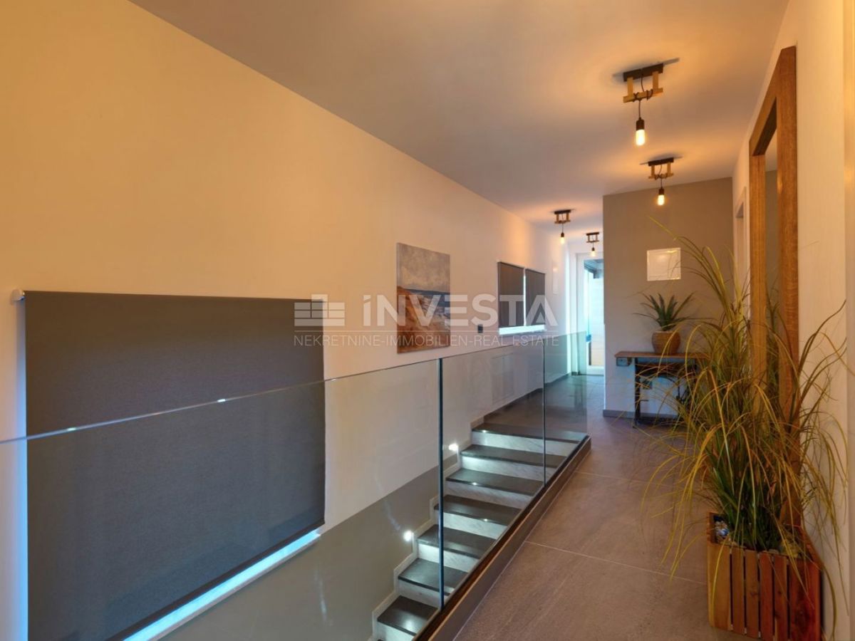 Nuova villa bifamiliare di lusso con piscina riscaldata e centro benessere