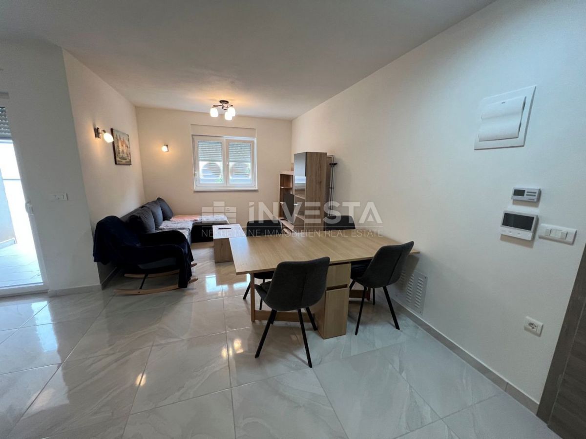 Peroj, appartamento con giardino e parcheggio