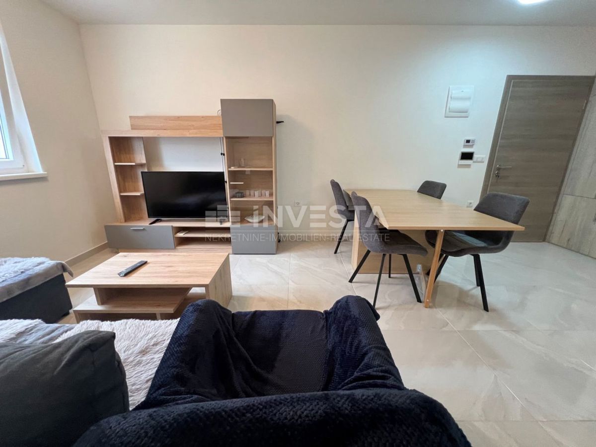 Peroj, appartamento con giardino e parcheggio