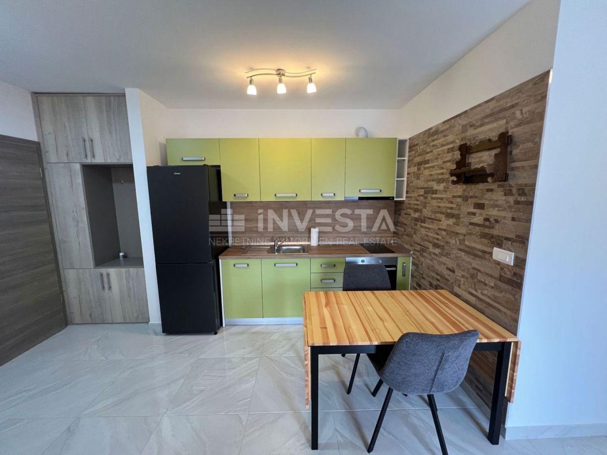 Peroj, appartamento con giardino e parcheggio