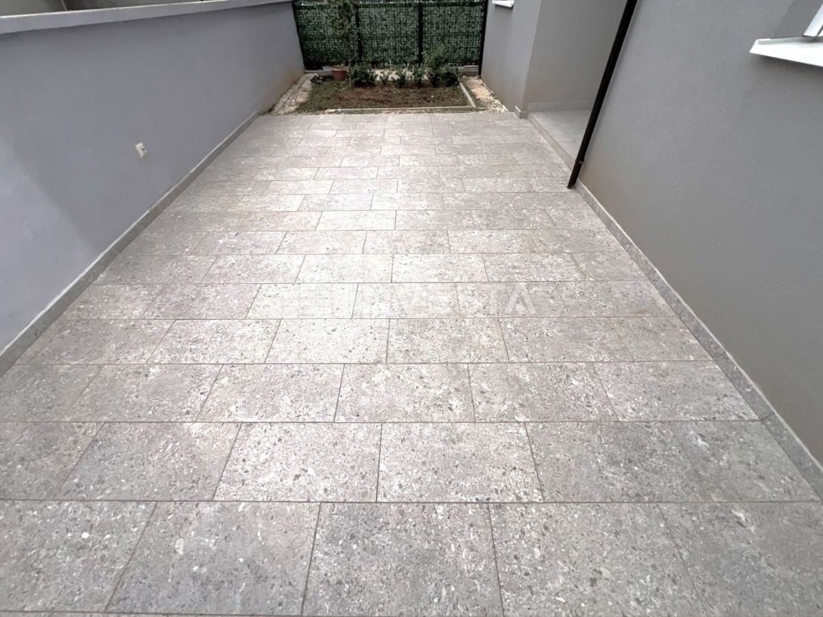 Peroj, appartamento con giardino e parcheggio