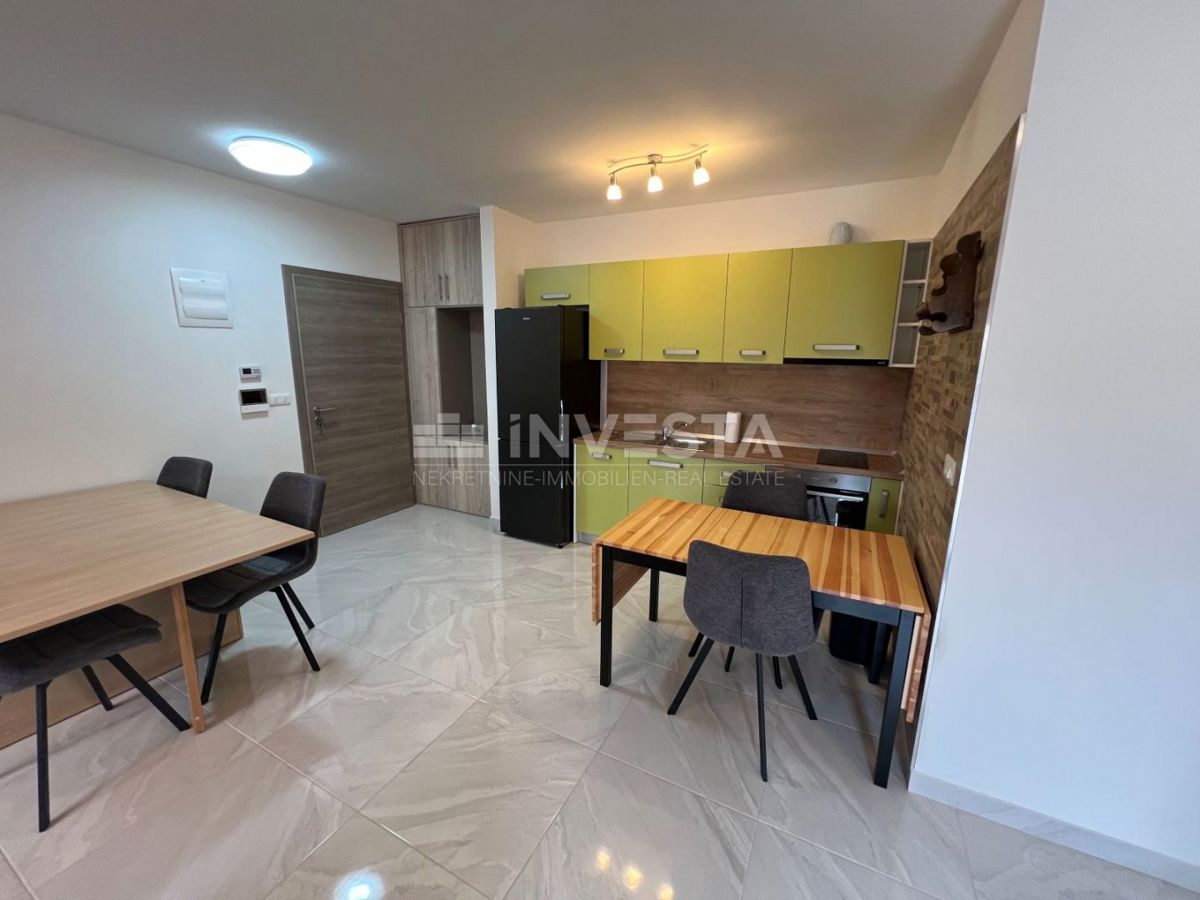 Peroj, appartamento con giardino e parcheggio