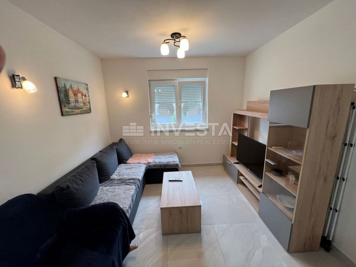 Peroj, appartamento con giardino e parcheggio